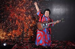 81歲搖滾奶奶苦練吉他20年，看過后真是帥了我一